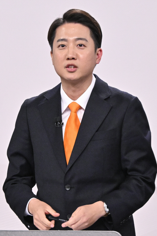 이준석 개혁신당 대선후보가 18일 서울 마포구 상암동 SBS 프리즘센터 스튜디오에서 열린 제21대 대선 1차 후보자 토론회를 준비하고 있다. 국회사진기자단=연합뉴스.
